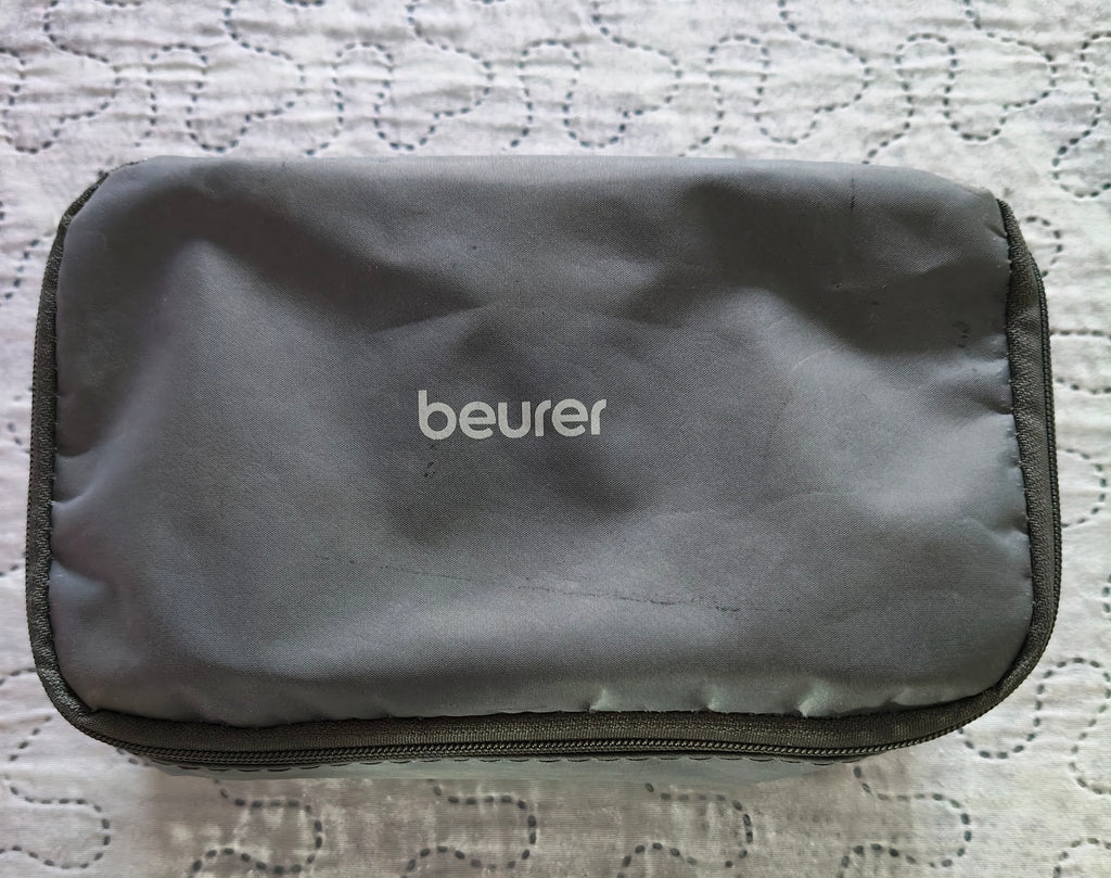 Misuratore di pressione Beurer, a batterie, completo di custodia.