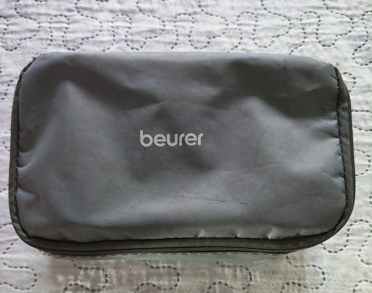 Misuratore di pressione Beurer, a batterie, completo di custodia.