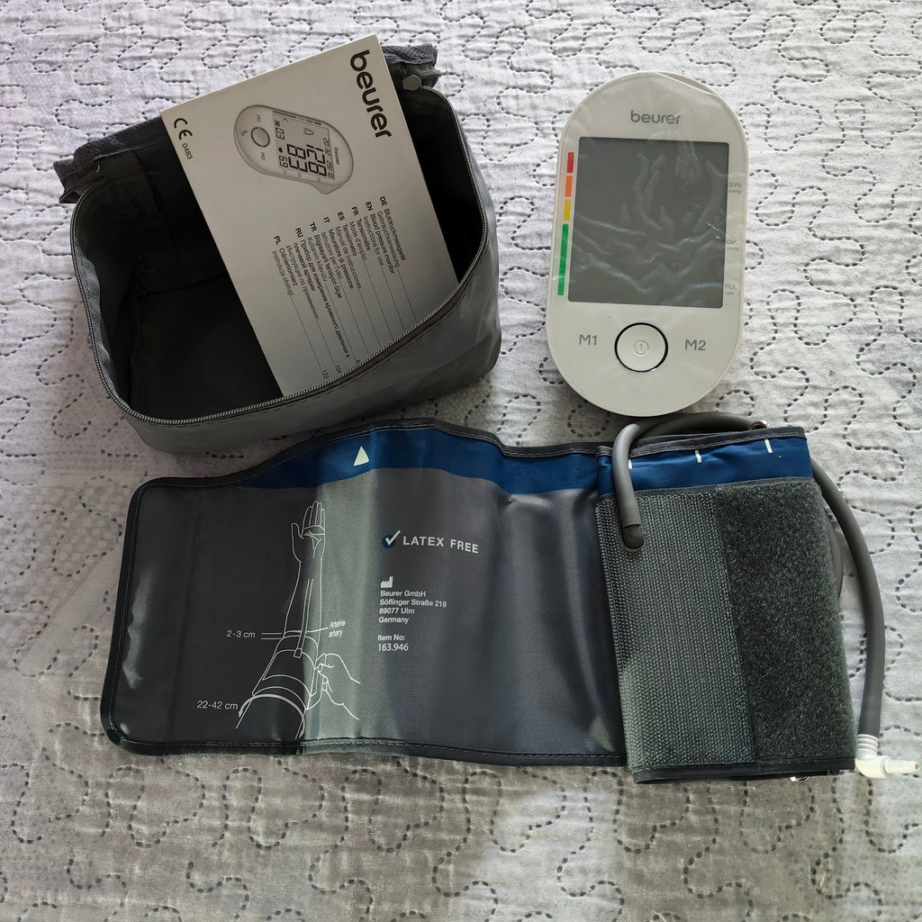 Misuratore di pressione Beurer, a batterie, completo di custodia.