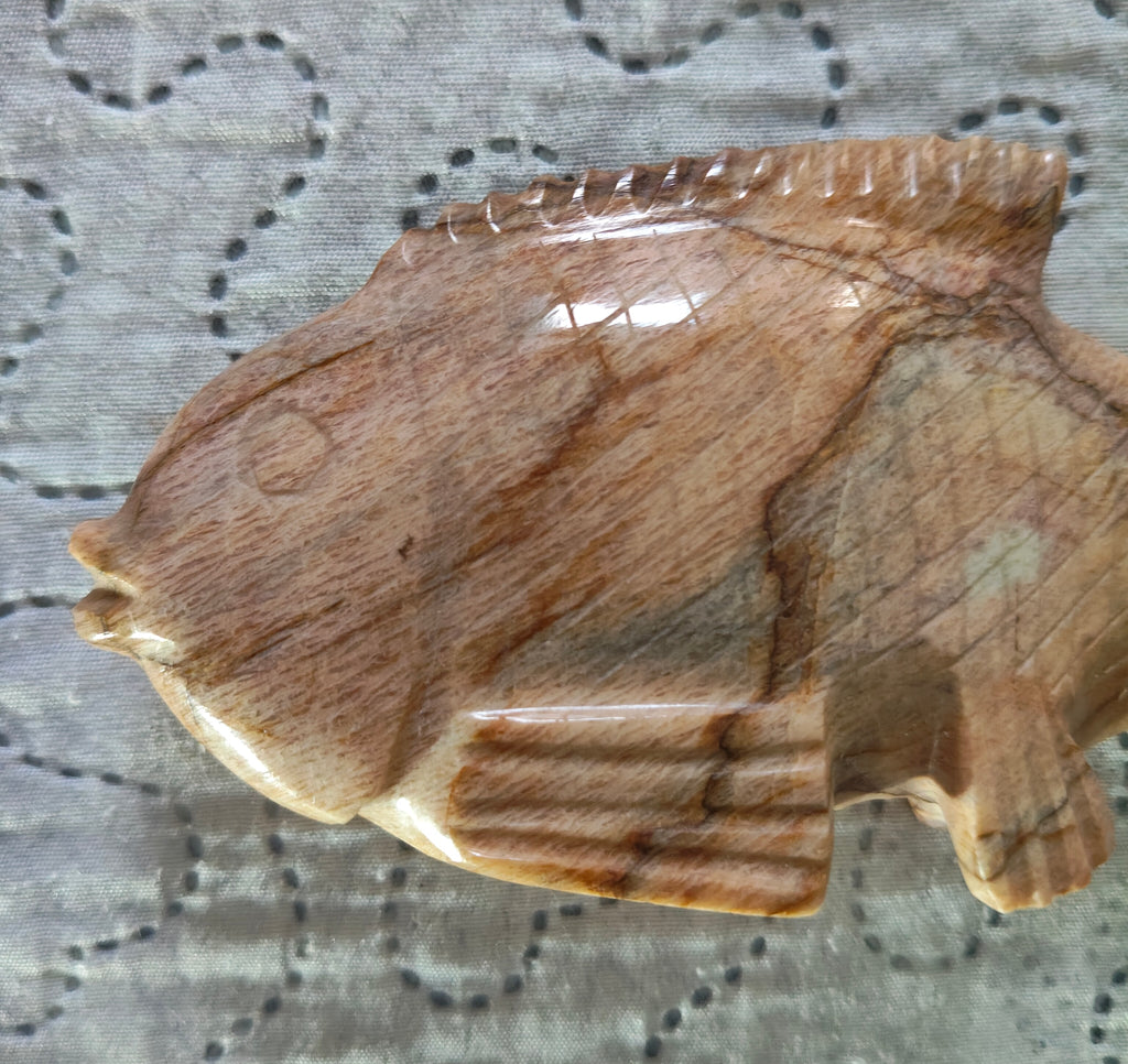 Scultura di Pesce in Onice Marrone Artigianale