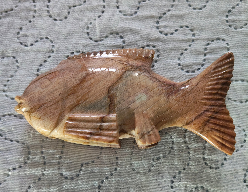 Scultura di Pesce in Onice Marrone Artigianale