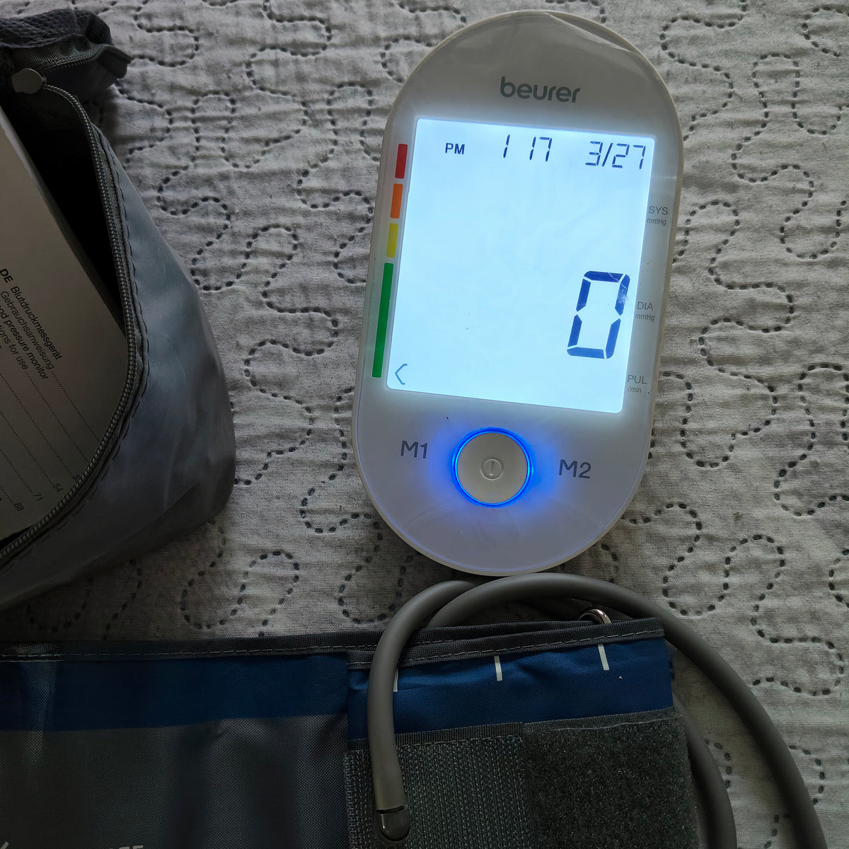 Misuratore di pressione Beurer, a batterie, completo di custodia.