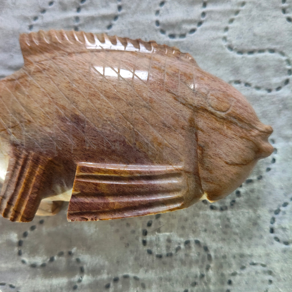 Scultura di Pesce in Onice Marrone Artigianale