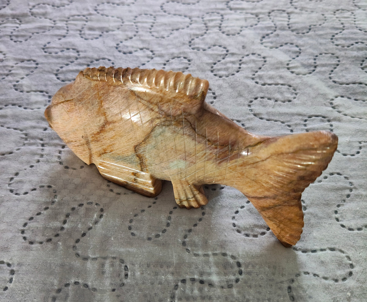Scultura di Pesce in Onice Marrone Artigianale