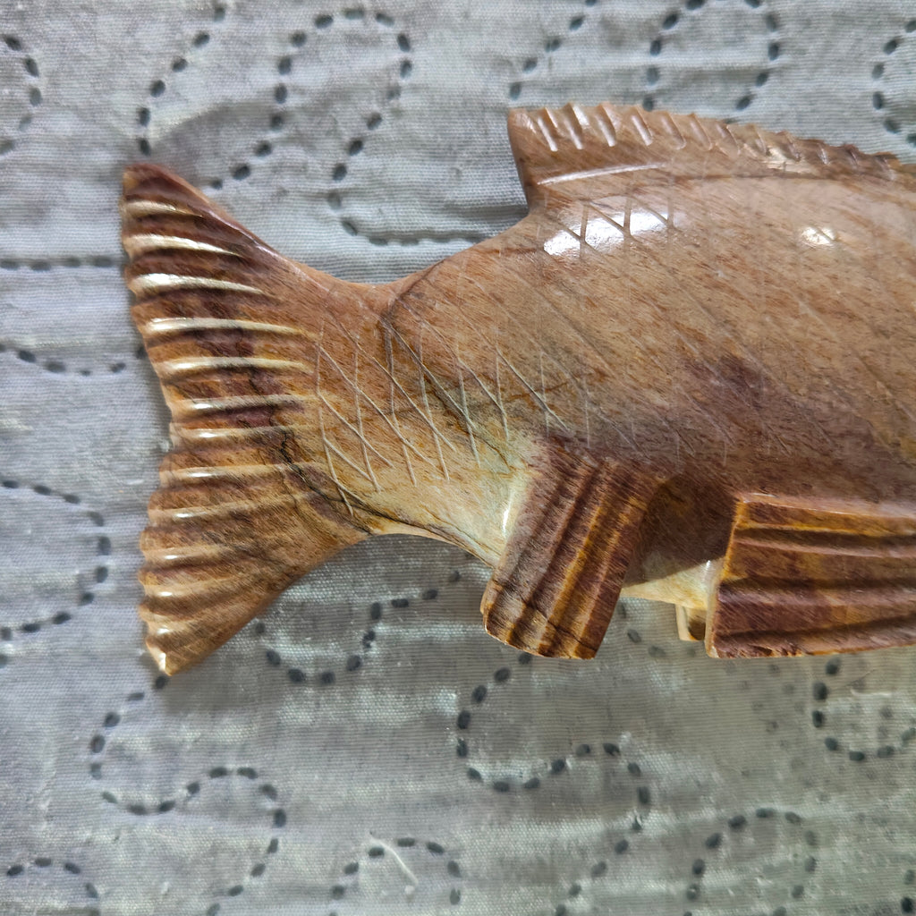 Scultura di Pesce in Onice Marrone Artigianale