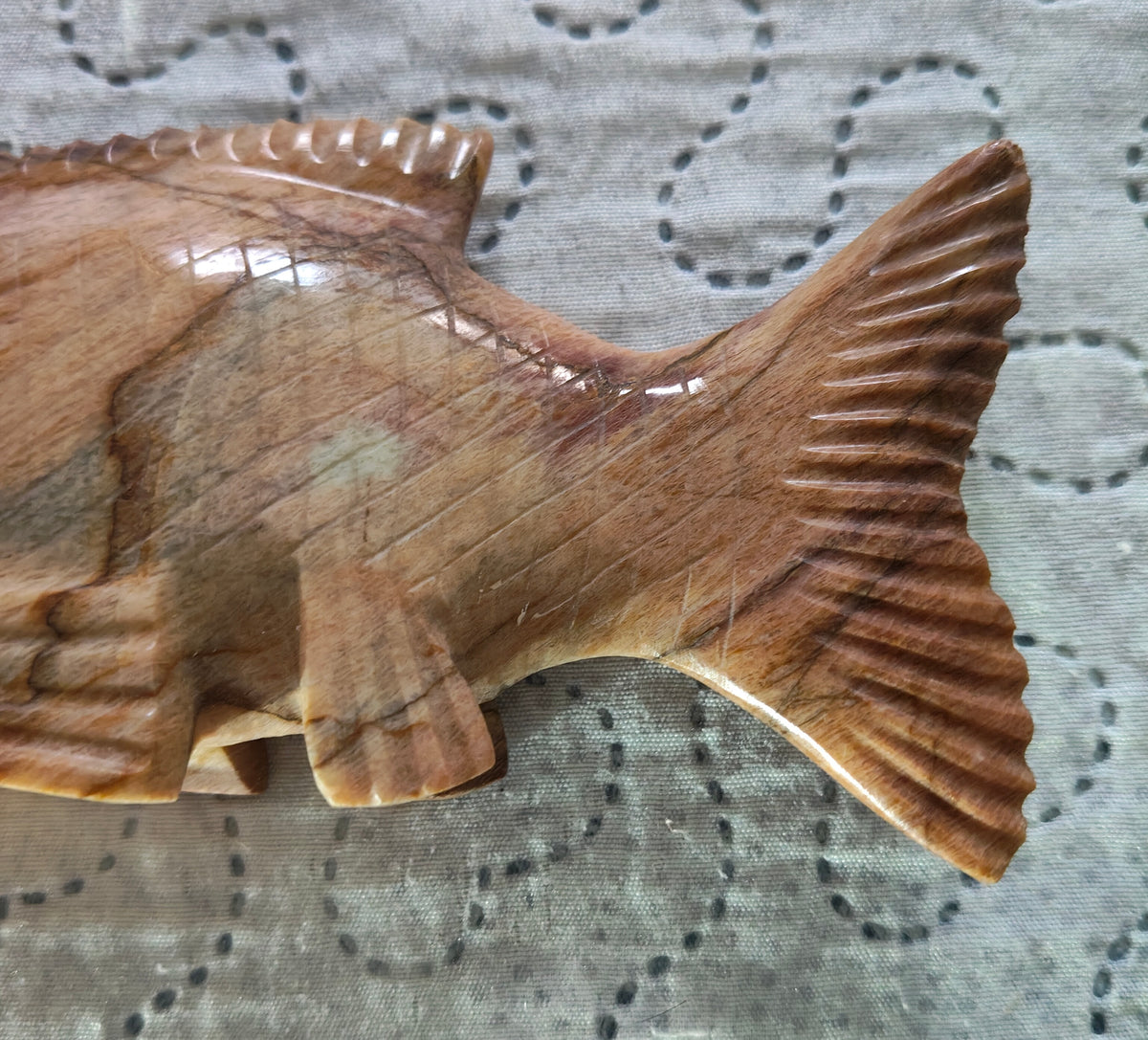 Scultura di Pesce in Onice Marrone Artigianale