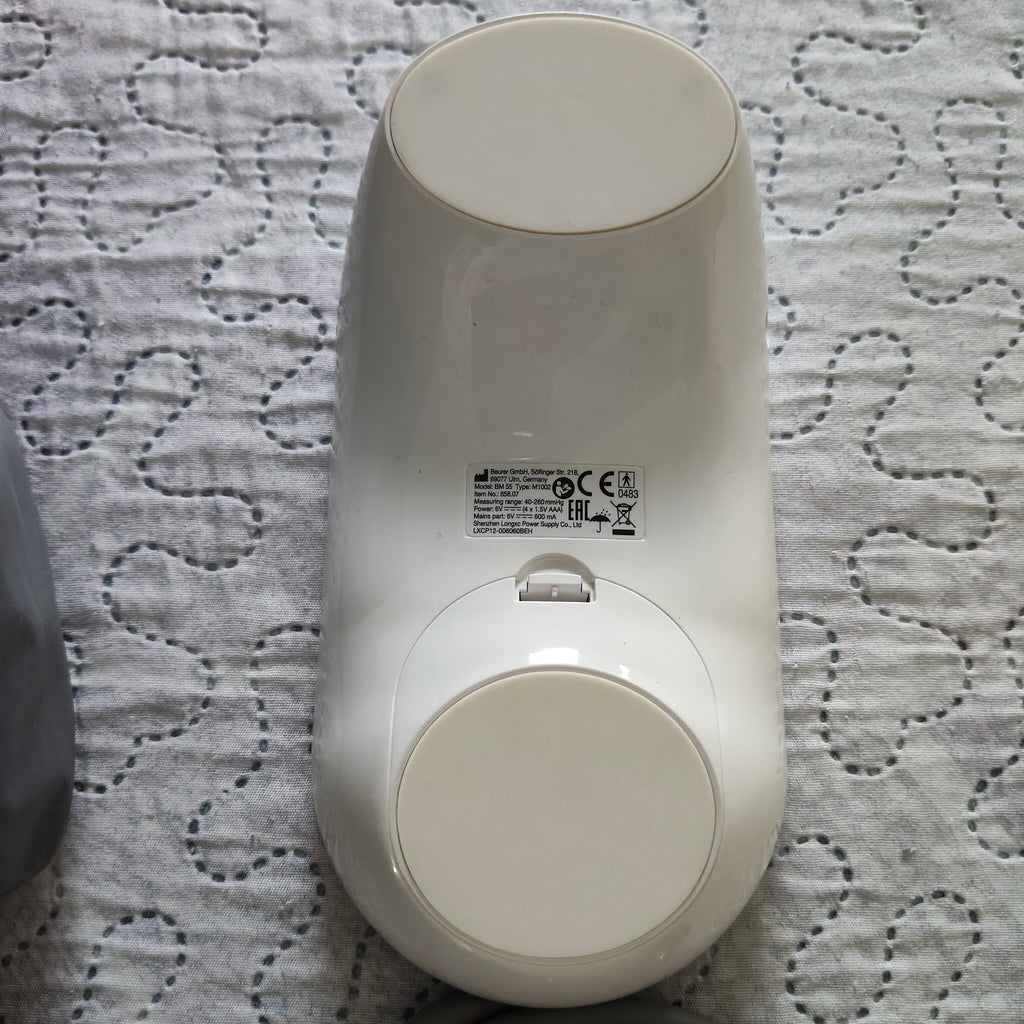 Misuratore di pressione Beurer, a batterie, completo di custodia.