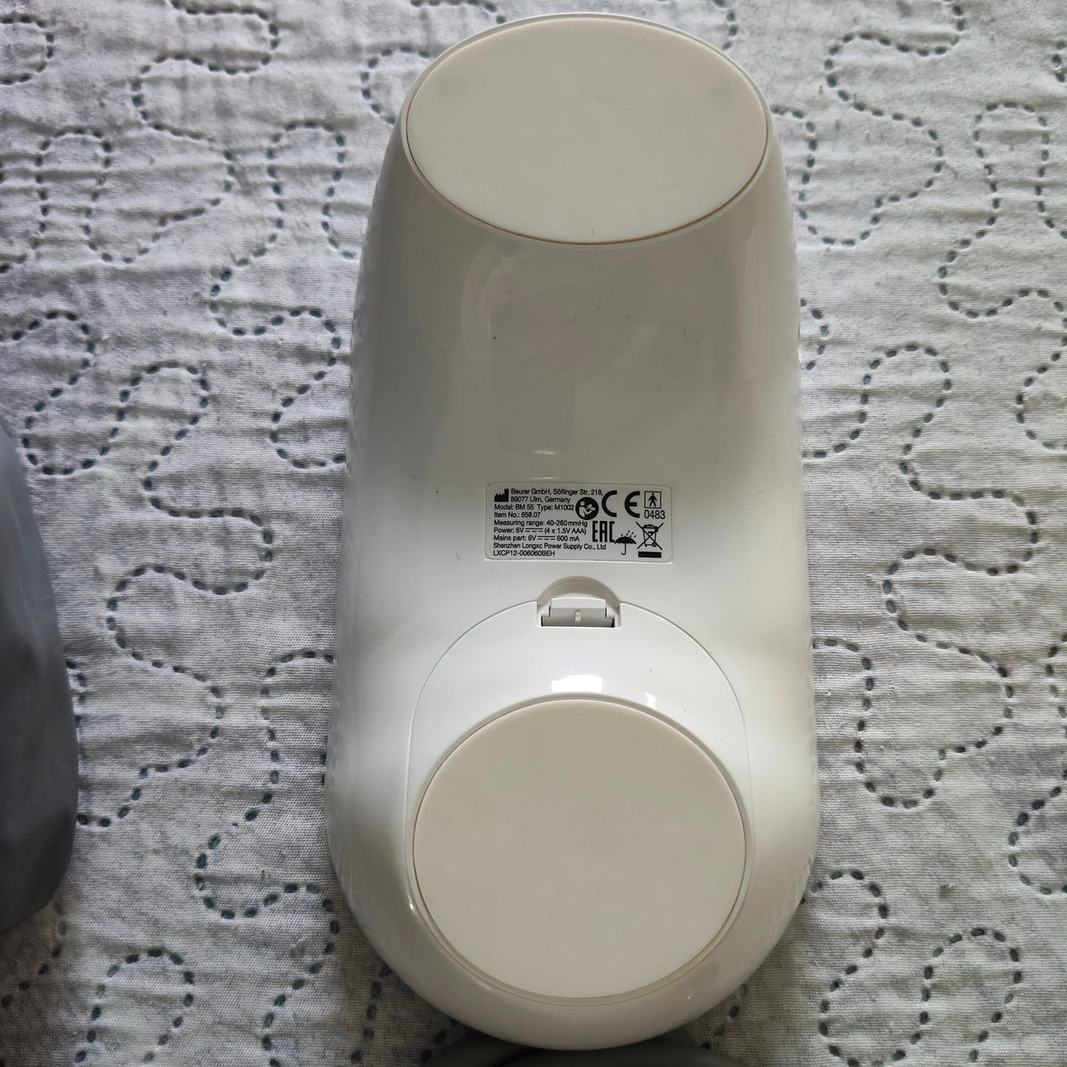 Misuratore di pressione Beurer, a batterie, completo di custodia.