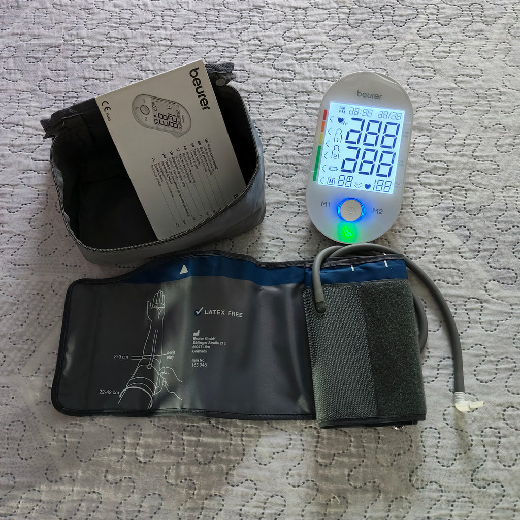 Misuratore di pressione Beurer, a batterie, completo di custodia.