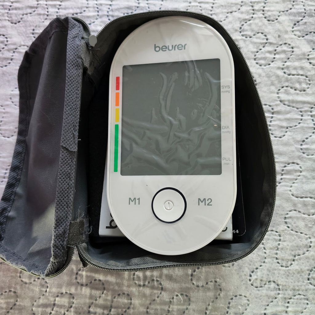 Misuratore di pressione Beurer, a batterie, completo di custodia.